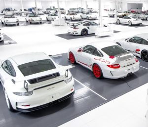 La exótica colección de Porsche blancos la compró una sola persona