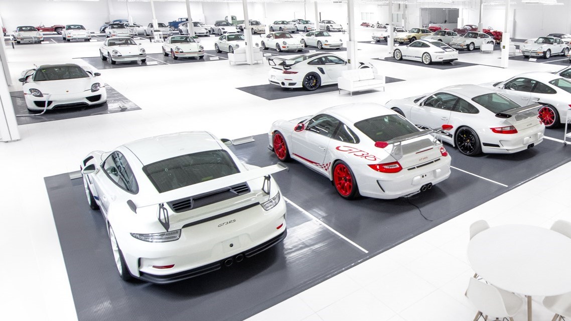 La exótica colección de Porsche blancos la compró una sola persona