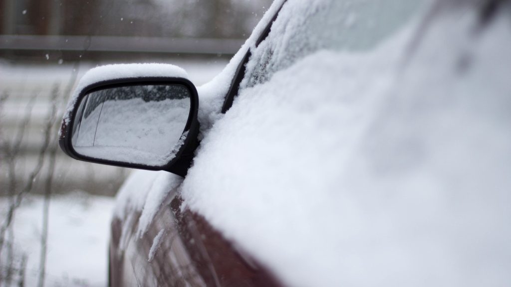 Quitar el hielo del coche: Cómo quitar el hielo del parabrisas sin rayarlo  con spray casero anticongelante
