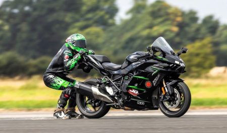 Ir a 160 mph arrastrado por una moto: el récord mundial de un stuntman