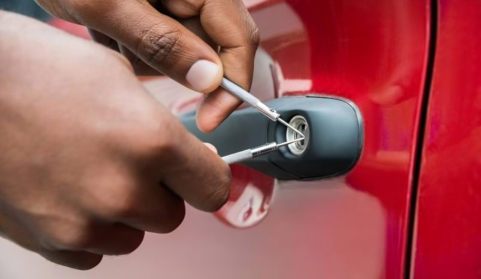 Los mejores trucos para abrir una puerta con seguro del auto