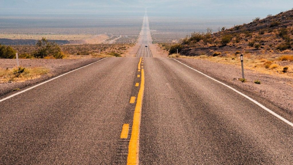 Los estados con peores carreteras

En primer lugar, es importante señalar que los cinco estados con la peor calidad de carreteras tienen algo en común: más de un tercio de sus vías han sido clasificadas como inaceptablemente malas. Este dato ofrece una visión clara de los retos que enfrentan los conductores en esas regiones.

1. Hawaii

Hawaii ostenta el triste récord de tener el porcentaje más alto de millas inaceptables, alcanzando aproximadamente el 39% en 2022. La situación ha empeorado notablemente desde 2002, cuando el porcentaje de carreteras en mal estado era considerablemente menor. A pesar de su belleza natural, los baches y las irregularidades del pavimento pueden hacer que los conductores se distraigan de las impresionantes vistas que rodean sus trayectorias.

2. Rhode Island

Aunque Rhode Island ha hecho esfuerzos significativos para mejorar su red vial desde 2018, todavía se enfrenta a un gran desafío. En 2022, cerca del 37% de sus carreteras se consideraron inaceptables. Este aumento de 20 puntos porcentuales desde 2002 refleja un problema persistente que puede frustrar a los residentes y visitantes por igual.

3. New México

El sobrenombre de este estado como “la tierra del encanto”, no se extiende a sus carreteras. Con un 33% de sus vías clasificadas como inaceptables en 2022, el estado ha visto un aumento de 16 puntos porcentuales desde 2002. Sin duda, los conductores deben estar preparados para encontrar un terreno accidentado en su camino.

4. Connecticut

A pesar de los importantes avances en los últimos años, Connecticut sigue siendo uno de los estados con las carreteras más problemáticas. En 2022, un 33% de sus caminos fueron considerados inaceptables. La inversión reciente en infraestructura, como el proyecto de $104 millones en la Interestatal 95, muestra que el estado está trabajando para revertir esta tendencia, pero aún queda un largo camino por recorrer.

5. Mississippi

Mississippi ha visto un deterioro notable en la calidad de sus carreteras, que solían estar por encima del promedio nacional hace tres décadas. En 2022, el 30% de sus vías fueron catalogadas como inaceptables. Este aumento de 9 puntos porcentuales desde 2002 subraya la necesidad urgente de atención a la infraestructura vial.