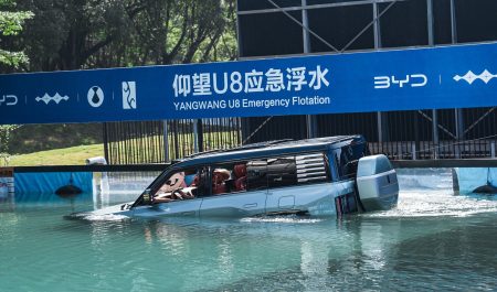 Increíble pero cierto: Una camioneta china flota en el agua