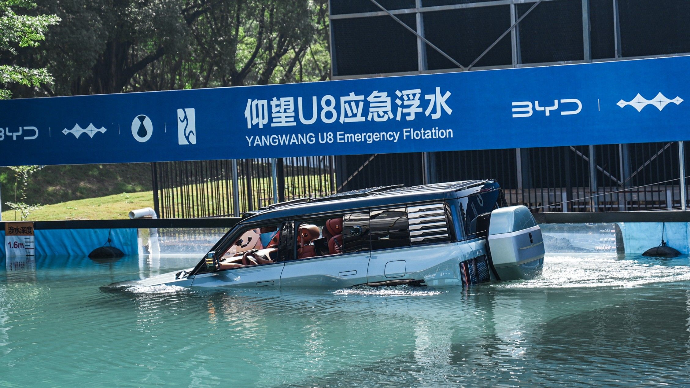 Increíble pero cierto: Una camioneta china flota en el agua