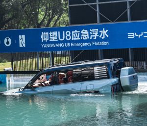 Increíble pero cierto: Una camioneta china flota en el agua