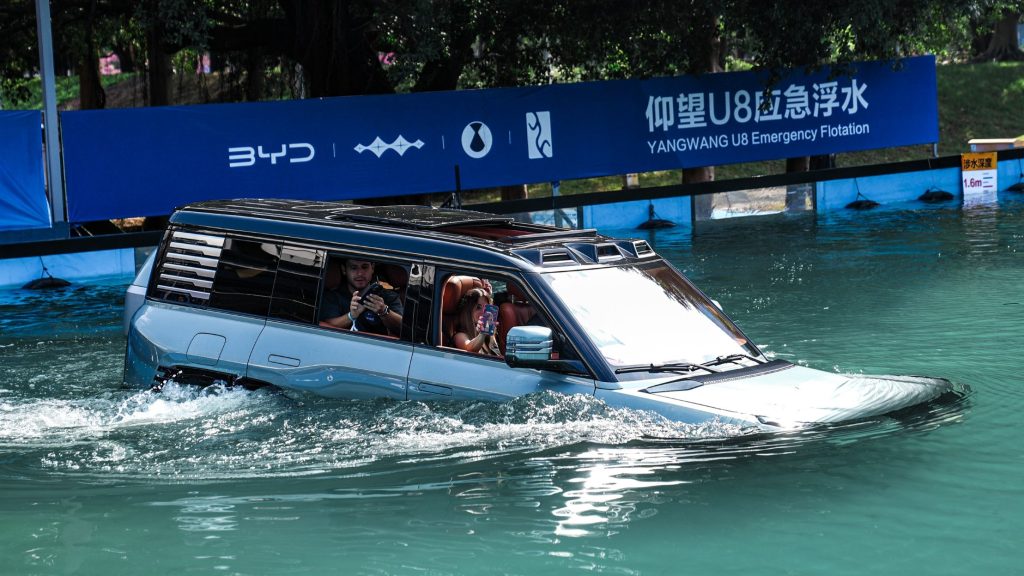 Increíble pero cierto: Una camioneta china flota en el agua