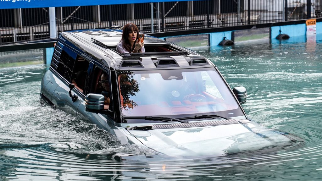 Increíble pero cierto: Una camioneta china flota en el agua