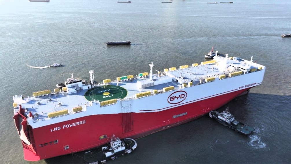 ¿Qué marca tiene el buque carguero de autos más grande del mundo?