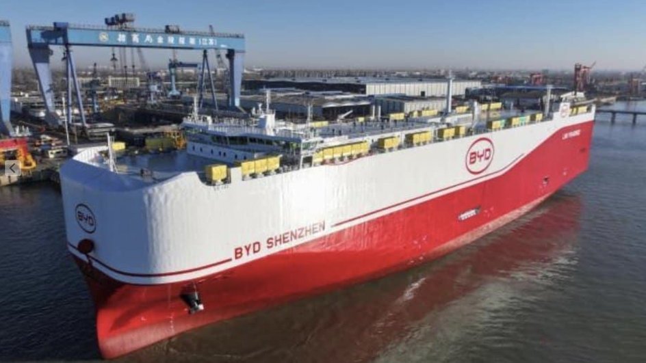 ¿Qué marca tiene el buque carguero de autos más grande del mundo?