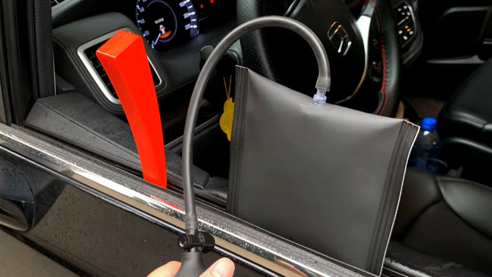 Cómo abrir una puerta de auto con seguro Sin llamar al cerrajero