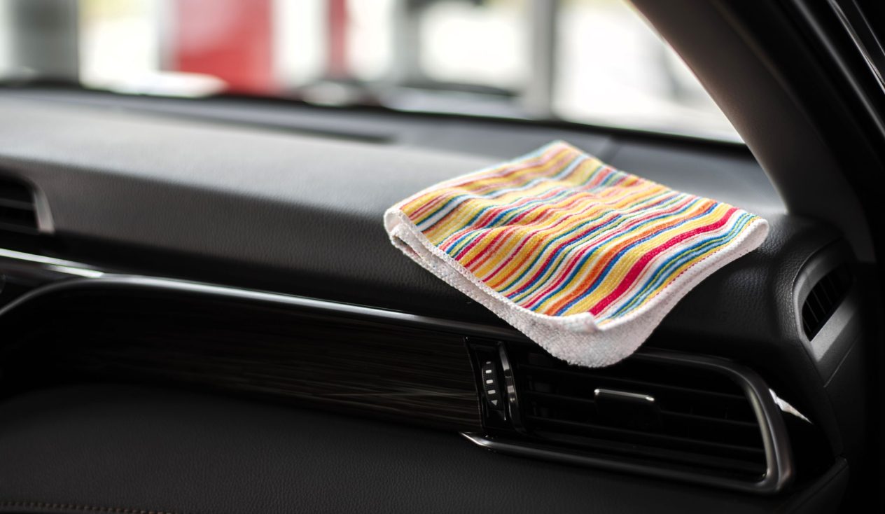 Cómo y con qué limpiar los vidrios del auto por dentro