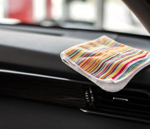 Cómo y con qué limpiar los vidrios del auto por dentro