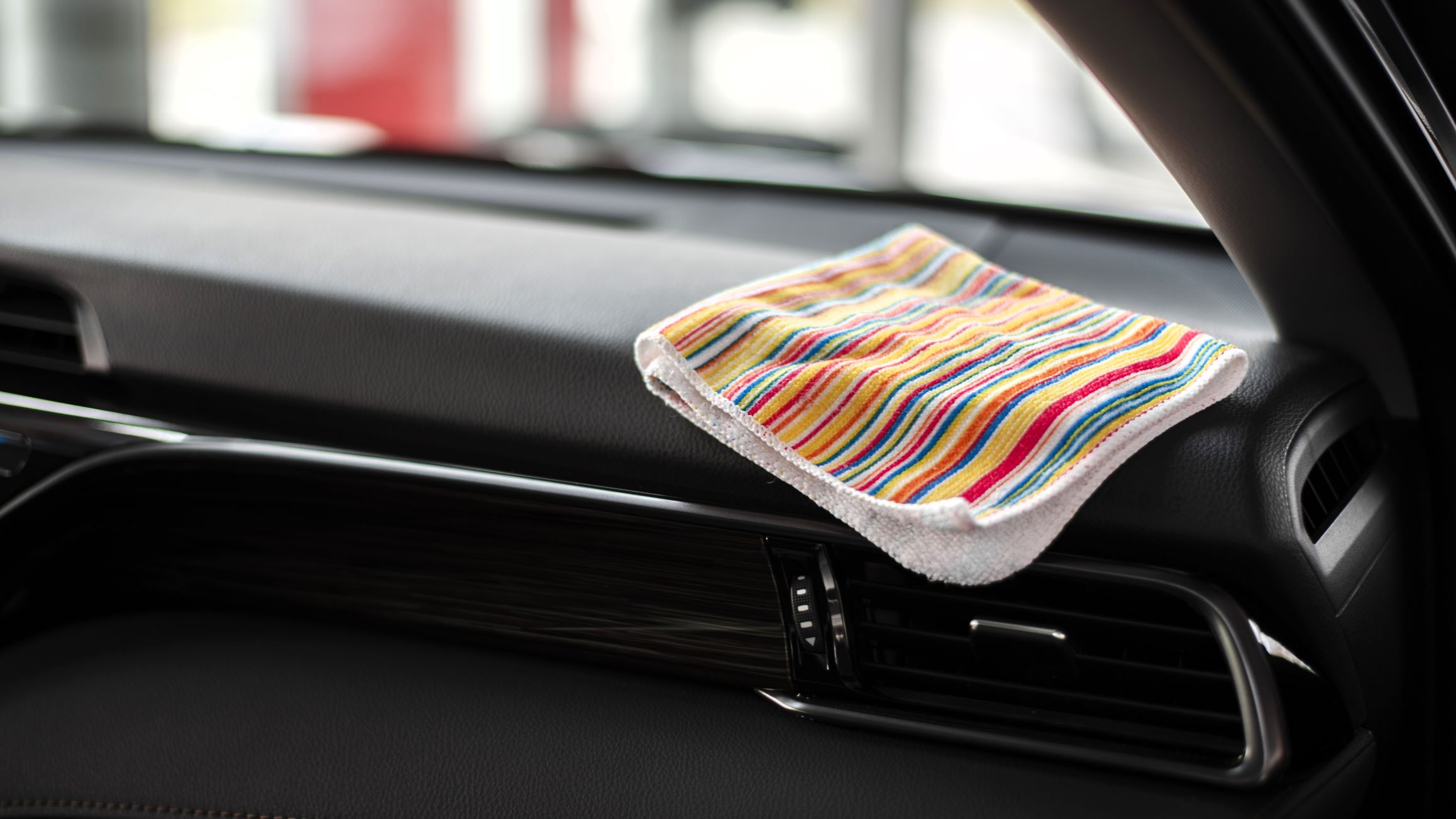 Cómo y con qué limpiar los vidrios del auto por dentro