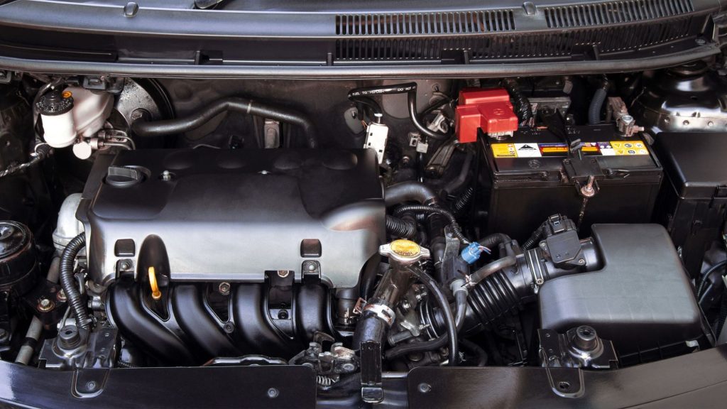 ¿Cuál es el mejor líquido para limpiar el motor de un auto