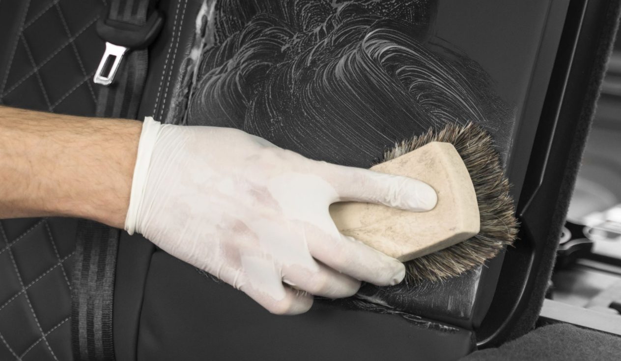 ¿Cuál es el mejor limpiador de asientos de carro de tela o piel