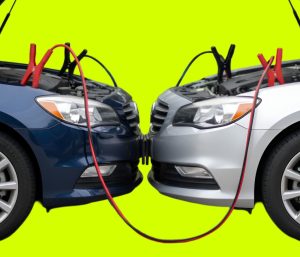 Cómo pasar corriente de carro a carro