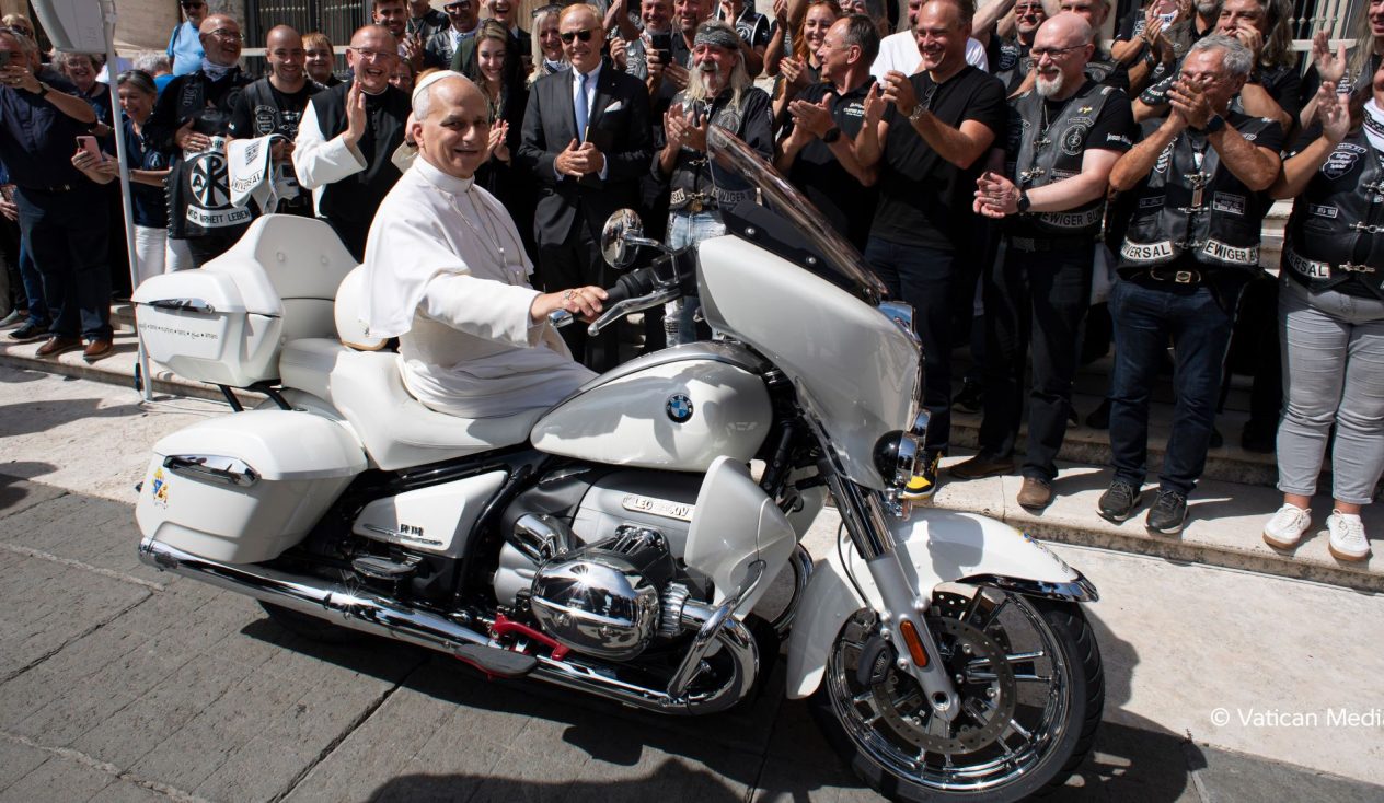 La historia de la moto BMW bendecida y firmada por el Papa León XIV