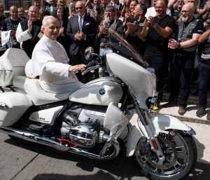 La historia de la moto BMW bendecida y firmada por el Papa León XIV