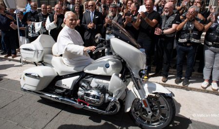 La historia de la moto BMW bendecida y firmada por el Papa León XIV