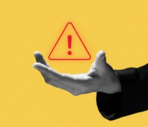 Qué significa el triángulo rojo en el tablero del auto