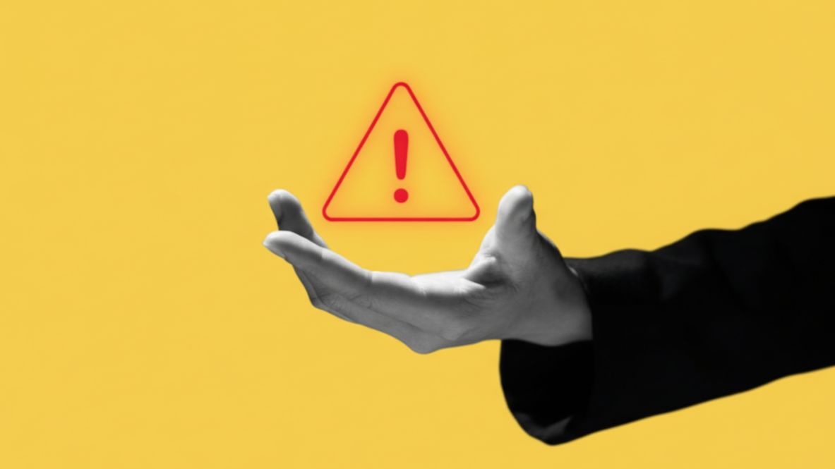 Qué significa el triángulo rojo en el tablero del auto