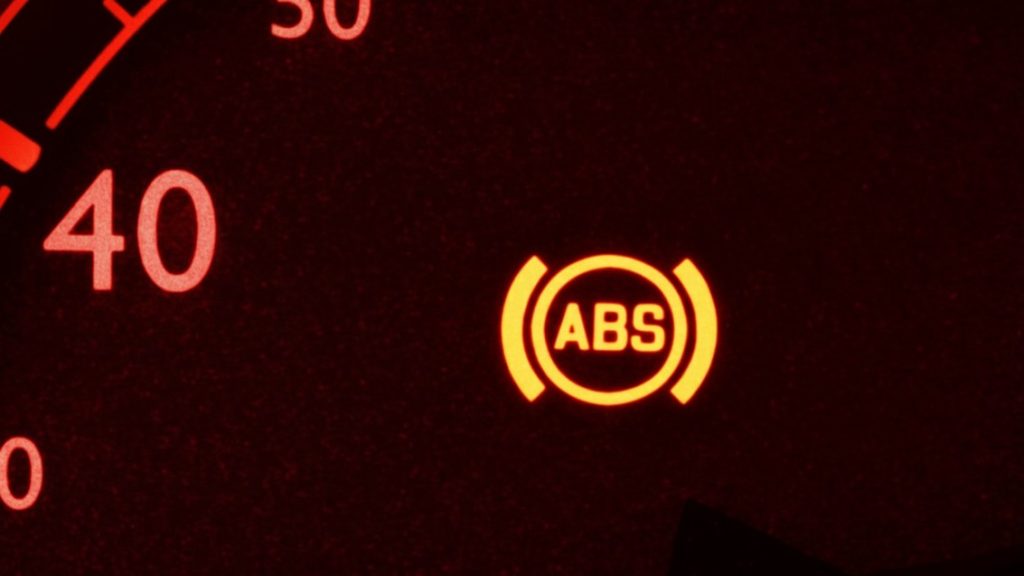 Qué significa la luz amarilla en el tablero del auto