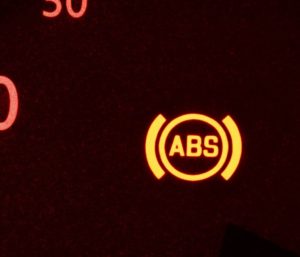 Qué significa la luz amarilla en el tablero del auto