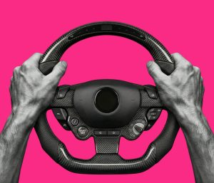 Por qué se pone duro el volante en un carro automático