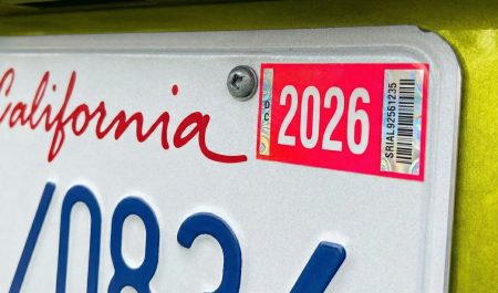 Cómo puedo renovar la matrícula de mi auto en línea