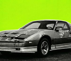 Muchos creen que ese vehículo en el driveway ya no vale nada, pero el mercado actual de partes y metales dice lo contrario. Aquí decimos cómo sacarle jugo a los fierros sin perder la cabeza.