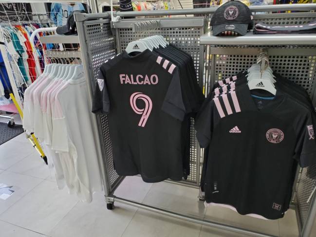 Venden camisetas de Inter Miami con nombre y número de Falcao - AS USA